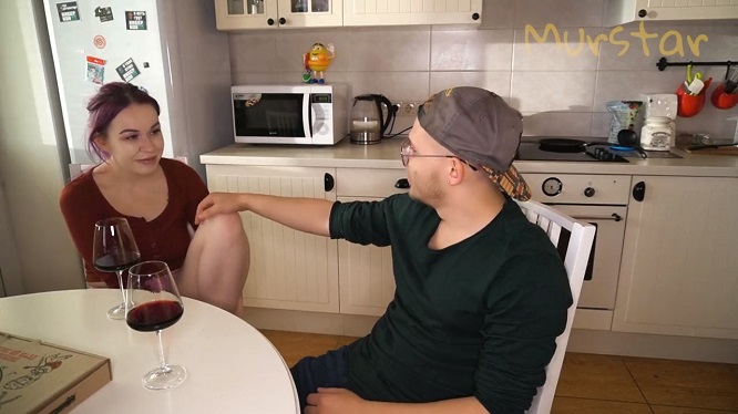 Бухнула с коллегой мужа и дала ему на кухне