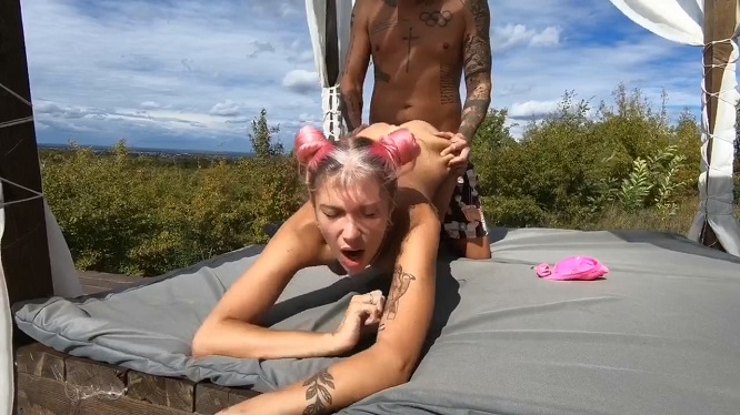 Красотка загорала когда пришел похотливый ебарь